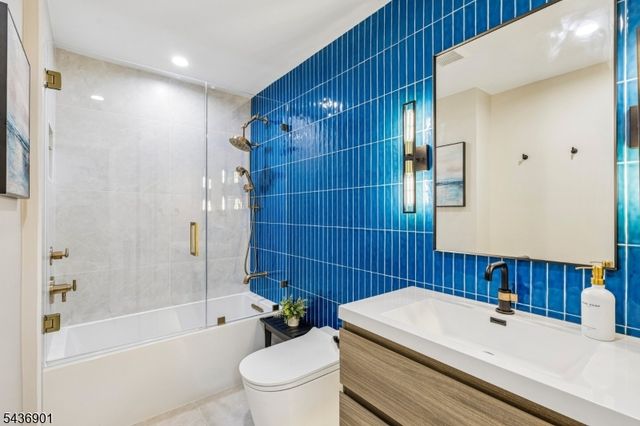79 W Sheffield St, Oakland Boro, NJ 07436