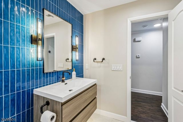 79 W Sheffield St, Oakland Boro, NJ 07436