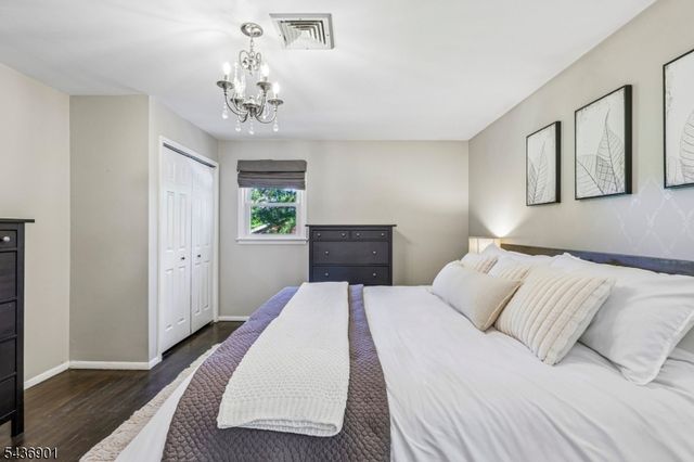 79 W Sheffield St, Oakland Boro, NJ 07436
