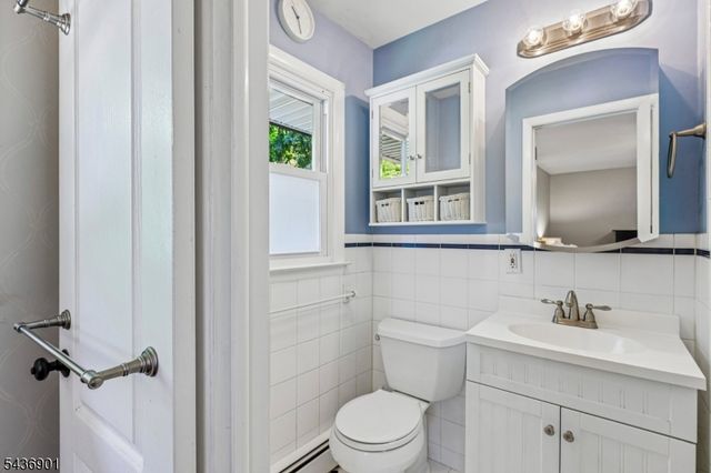 79 W Sheffield St, Oakland Boro, NJ 07436