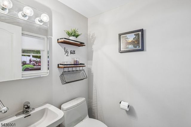 79 W Sheffield St, Oakland Boro, NJ 07436