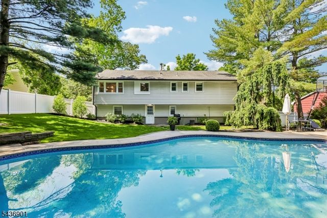 79 W Sheffield St, Oakland Boro, NJ 07436