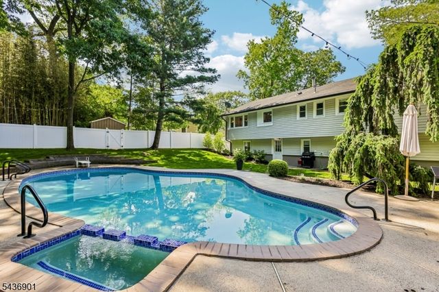 79 W Sheffield St, Oakland Boro, NJ 07436