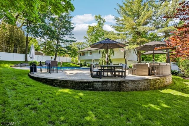 79 W Sheffield St, Oakland Boro, NJ 07436