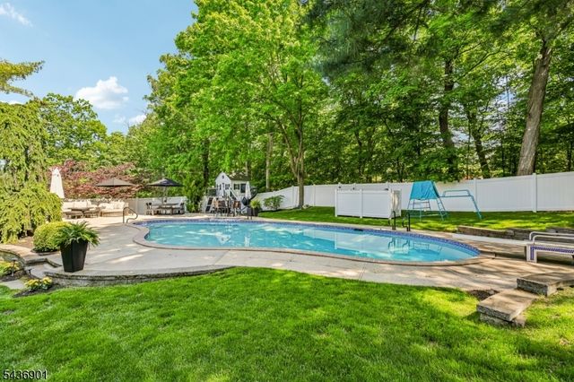 79 W Sheffield St, Oakland Boro, NJ 07436