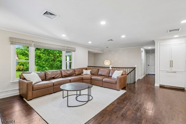 79 W Sheffield St, Oakland Boro, NJ 07436
