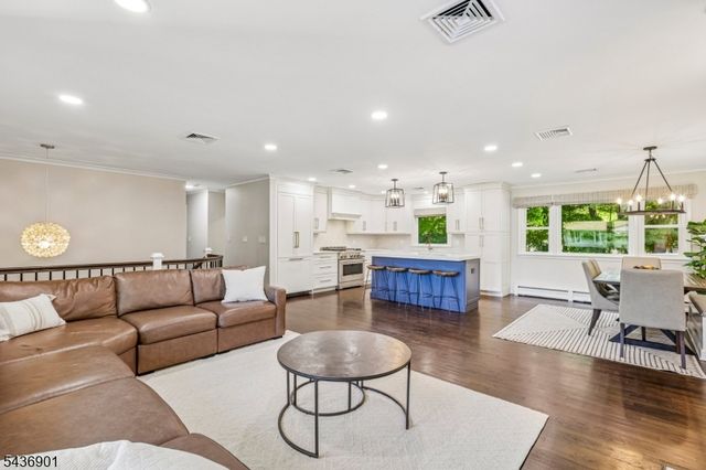 79 W Sheffield St, Oakland Boro, NJ 07436