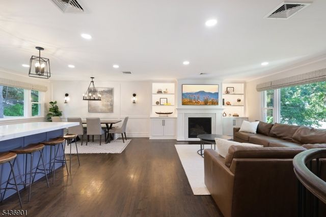 79 W Sheffield St, Oakland Boro, NJ 07436