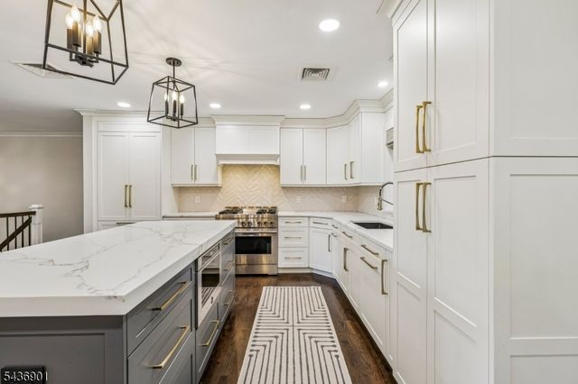 79 W Sheffield St, Oakland Boro, NJ 07436