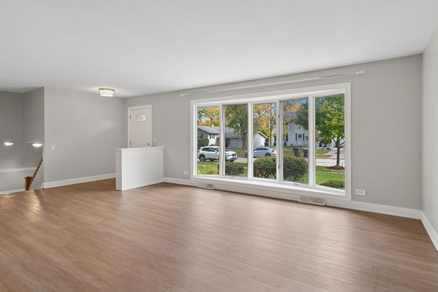 6410 Macarthur Drive, Woodridge, IL 60517