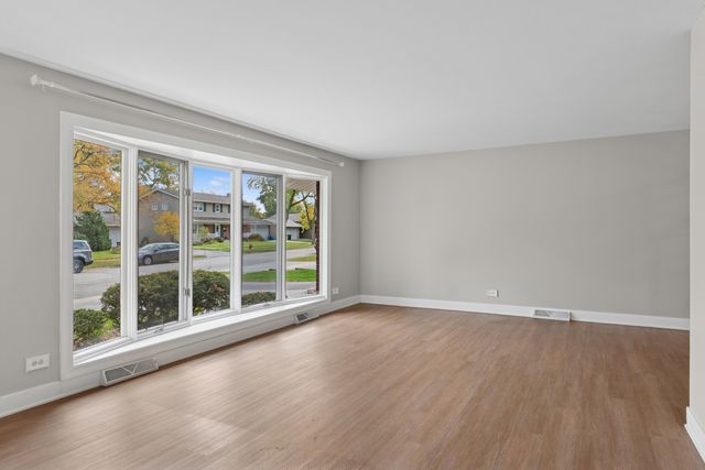 6410 Macarthur Drive, Woodridge, IL 60517