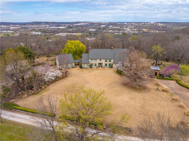 210 Ravenswood Lane, Fayetteville, AR 72701