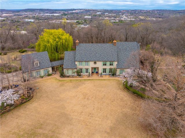 210 Ravenswood Lane, Fayetteville, AR 72701