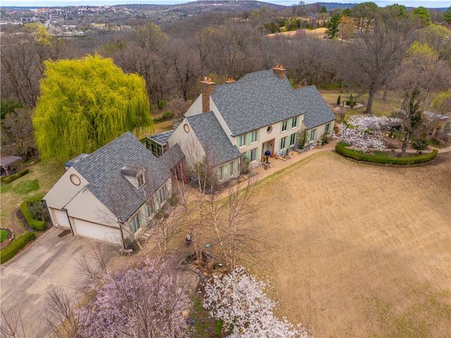 210 Ravenswood Lane, Fayetteville, AR 72701
