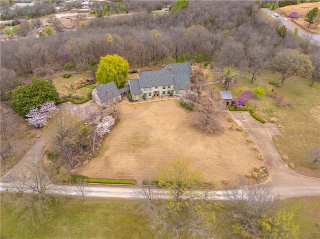 210 Ravenswood Lane, Fayetteville, AR 72701