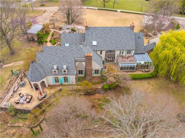 210 Ravenswood Lane, Fayetteville, AR 72701