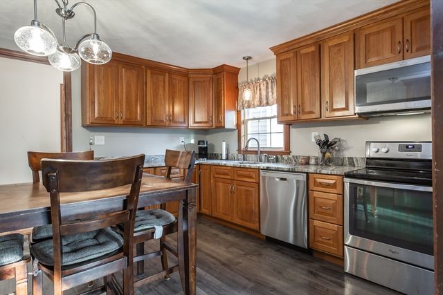 11 Crestwood Ave, Plainville, MA 02762