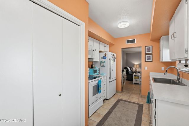 355 N Calle Del Chancero, Green Valley, AZ 85614