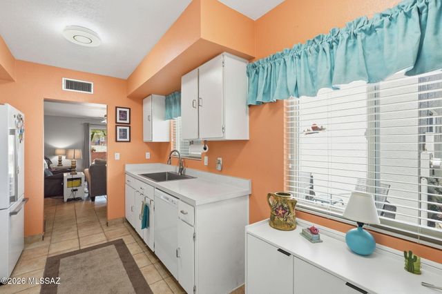 355 N Calle Del Chancero, Green Valley, AZ 85614