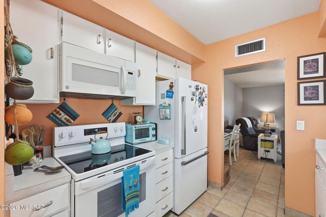 355 N Calle Del Chancero, Green Valley, AZ 85614