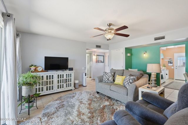 355 N Calle Del Chancero, Green Valley, AZ 85614