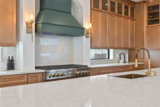 502 E DAVIS BOULEVARD, Tampa, FL 33606