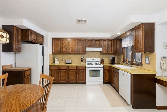 96 Suburban Court, West Seneca, NY 14224