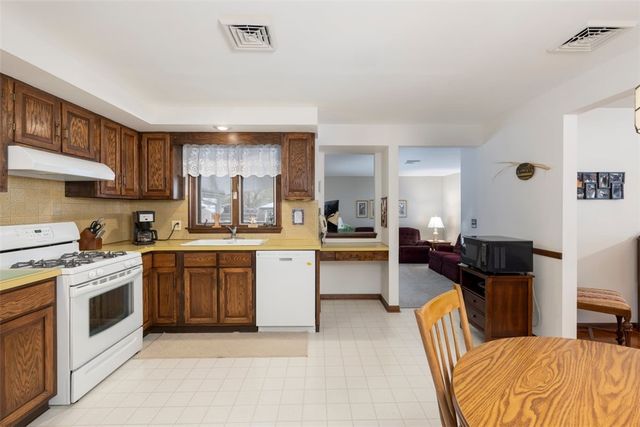 96 Suburban Court, West Seneca, NY 14224