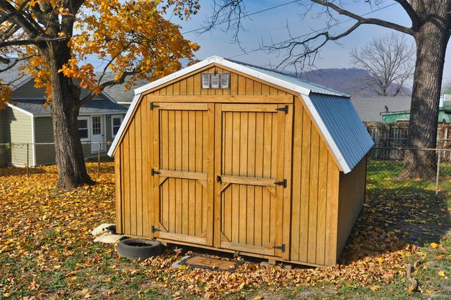 N 909 POCAHONTAS AVE, Covington, VA 24426