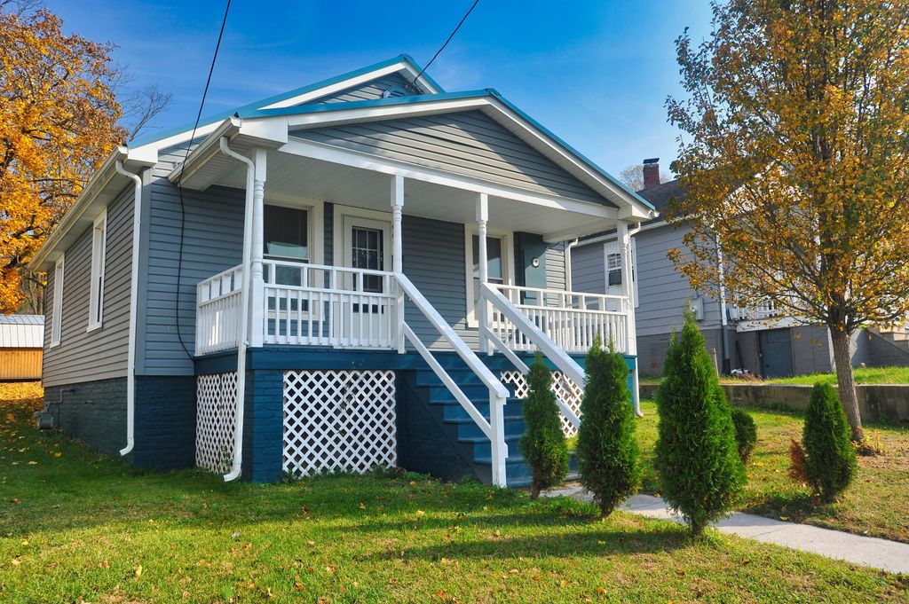 N 909 POCAHONTAS AVE, Covington, VA 24426