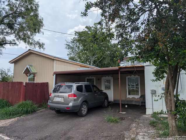 100 AVENUE H, Poteet, TX 78065
