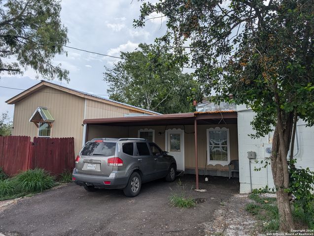 100 AVENUE H, Poteet, TX 78065