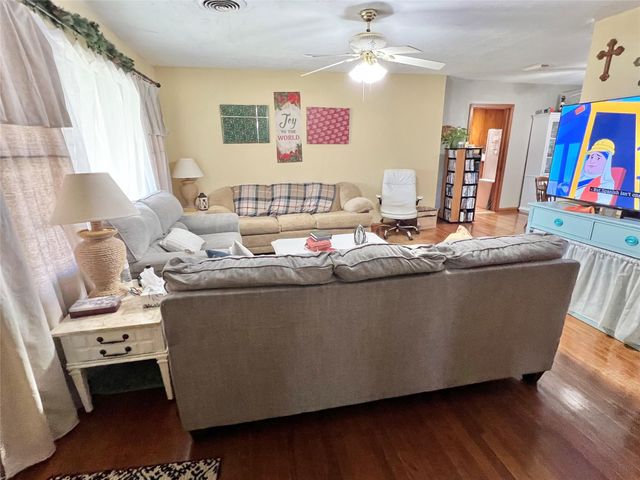 6321 Tacquard Drive, Hitchcock, TX 77563