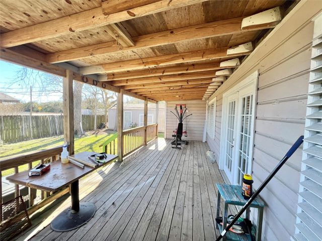 6321 Tacquard Drive, Hitchcock, TX 77563