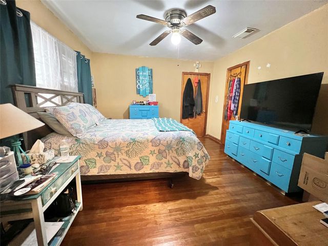 6321 Tacquard Drive, Hitchcock, TX 77563