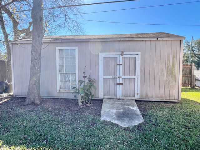 6321 Tacquard Drive, Hitchcock, TX 77563