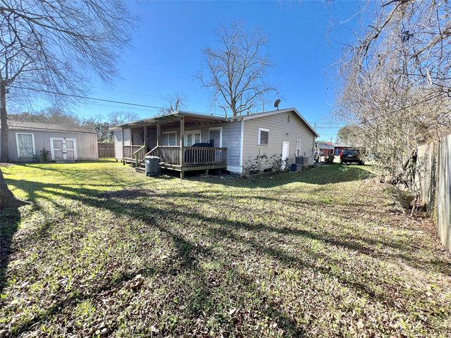 6321 Tacquard Drive, Hitchcock, TX 77563