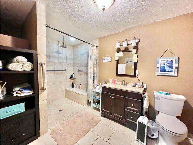 6321 Tacquard Drive, Hitchcock, TX 77563