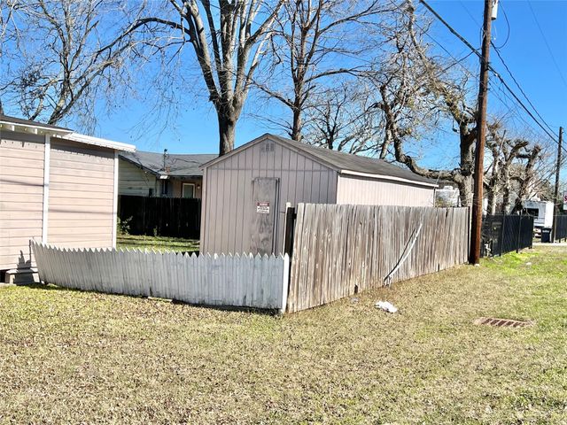 6321 Tacquard Drive, Hitchcock, TX 77563