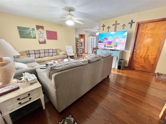 6321 Tacquard Drive, Hitchcock, TX 77563