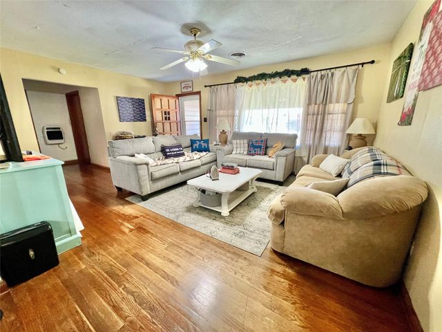 6321 Tacquard Drive, Hitchcock, TX 77563