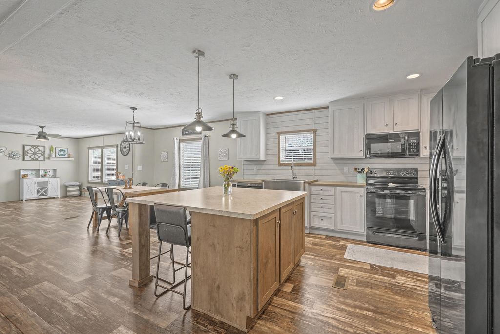 Image 13 of property listing at 964 Tiger Loop, Saint Stephen, SC 29479