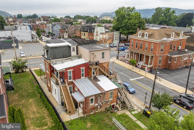 301 CHESTNUT ST, Columbia, PA 17512