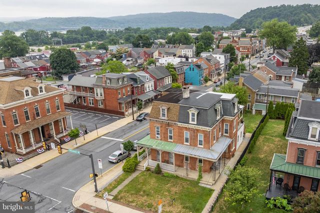301 CHESTNUT ST, Columbia, PA 17512