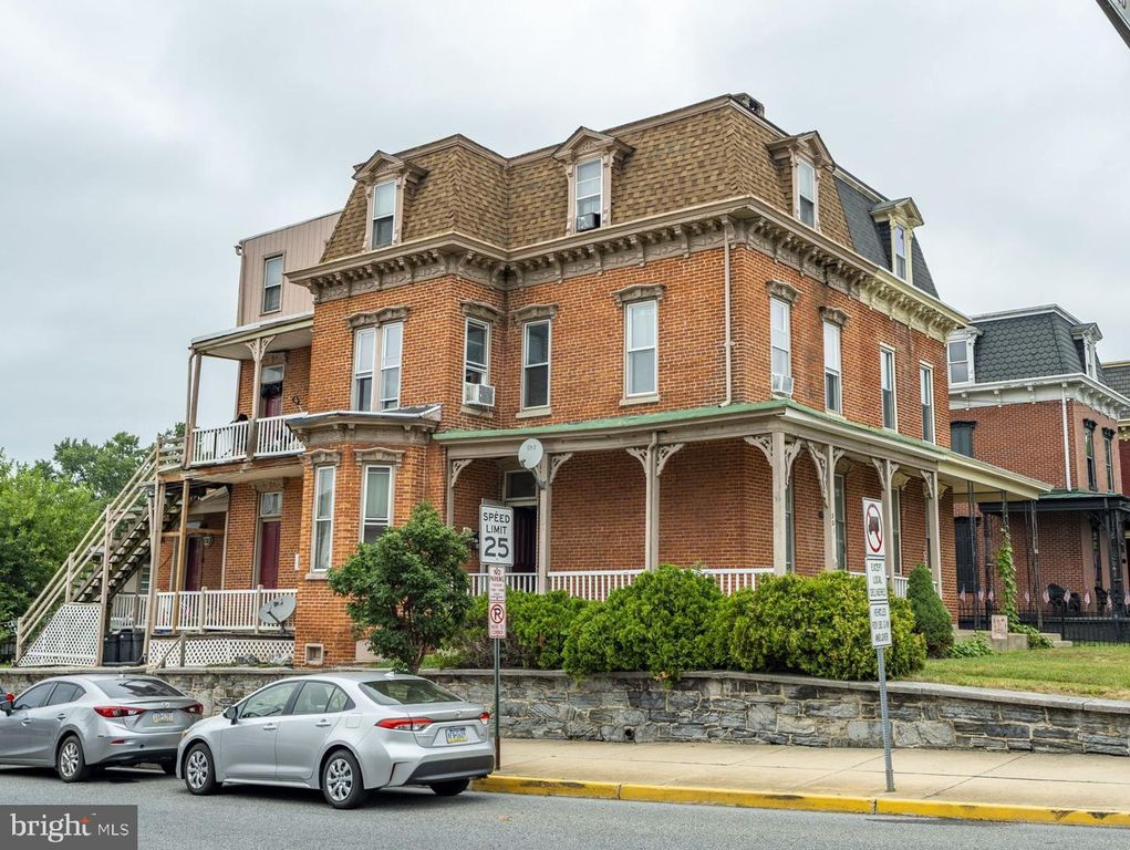 301 CHESTNUT ST, Columbia, PA 17512