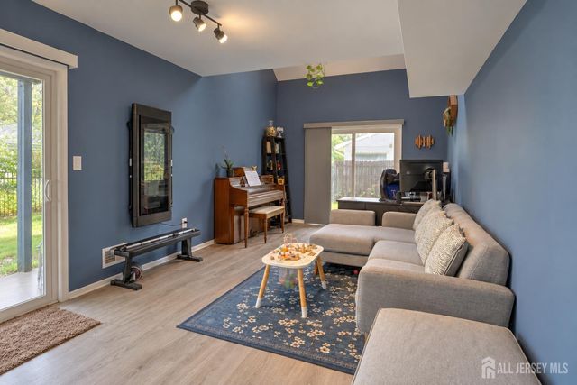 48 Birch Run Drive, Piscataway, NJ 08854