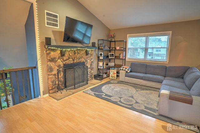 48 Birch Run Drive, Piscataway, NJ 08854