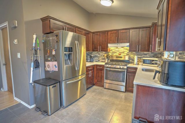 48 Birch Run Drive, Piscataway, NJ 08854