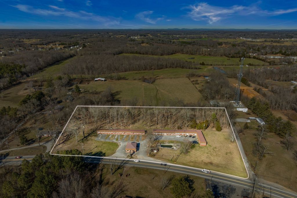 1957 W Broad St, Cookeville, TN 38501