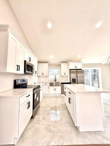 53 W Yaphank Road, Medford, NY 11763